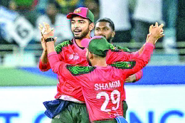 নিশাঙ্কা ঝড় থামালেন তাসকিন