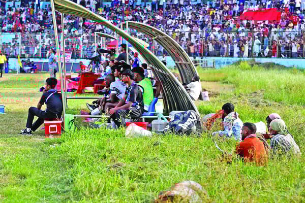 বিতর্কের ঝড় থামছেই না