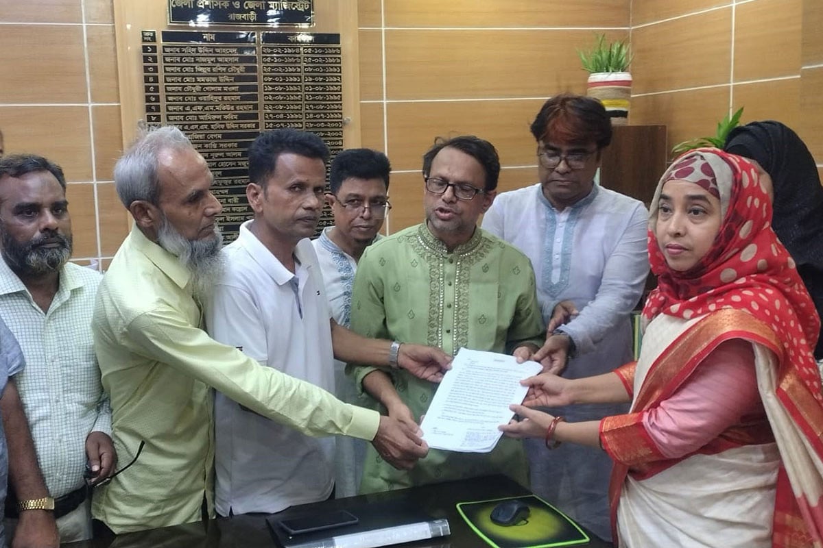 রাজবাড়ীতে শিক্ষকের ওপর হামলার প্রতিবাদে মানববন্ধন