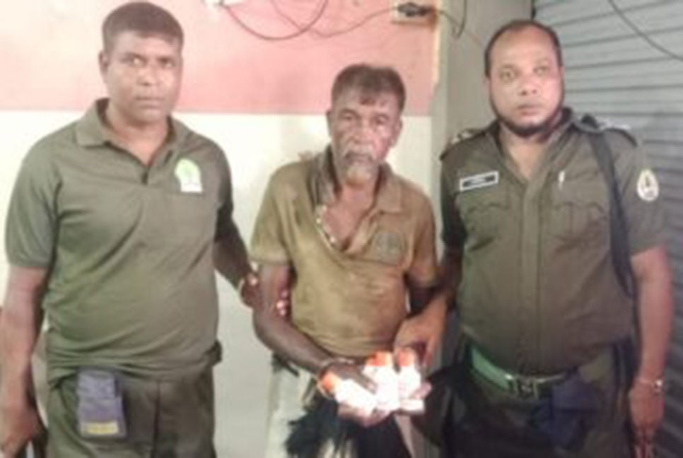 সুন্দরবনে কীটনাশকসহ জেলে আটক