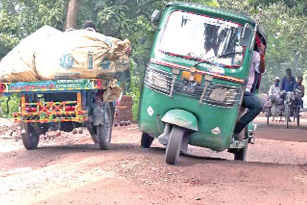 বৃষ্টিতে রাজশাহীর গ্রামীণ সড়কের বেহাল দশা
