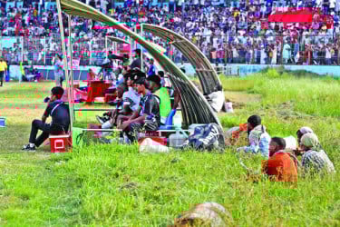 বিতর্কের ঝড় থামছেই না