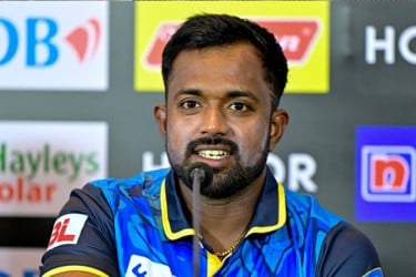 “১০-১৫ রান কম হয়েছে”: হারের পর স্বীকারোক্তি শ্রীলঙ্কার অধিনায়কের