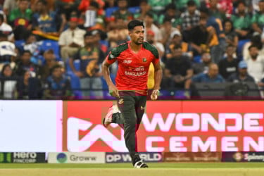 সাকিবের রেকর্ড ছুঁয়ে বিশ্বরেকর্ডের আরও কাছে মুস্তাফিজ