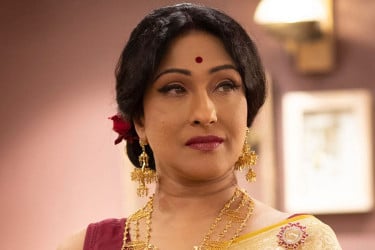 পূজার আনন্দে নেই রঙ, মায়ের অভাবে কাঁদছেন ঋতুপর্ণা