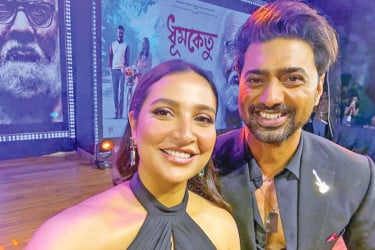 দুই দশকের ক্যারিয়ার উদযাপন করলেন দেব, আলোচনায় শুভশ্রীর অনুপস্থিতি