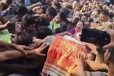 জুবিন গার্গের কফিনে স্তব্ধ জনস্রোত, কান্নায় ভেঙে পড়লেন স্ত্রী