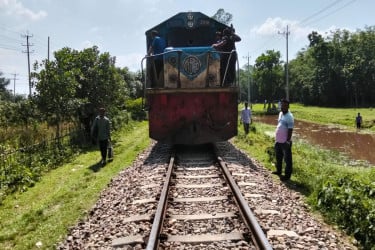 হবিগঞ্জে পারাবত এক্সপ্রেসের ইঞ্জিন বিকল, ৩ ঘণ্টা পর  সিলেটের সঙ্গে রেল যোগাযোগ শুরু