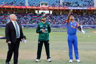 ভারতের বিপক্ষে টস হেরে ব্যাটিংয়ে পাকিস্তান
