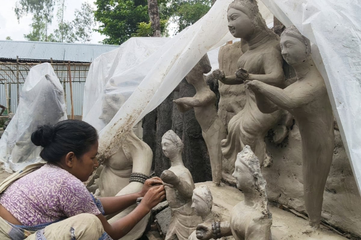 কুড়িগ্রামে প্রতিমা তৈরিতে নারীরাও কাজ করছেন সমানতালে