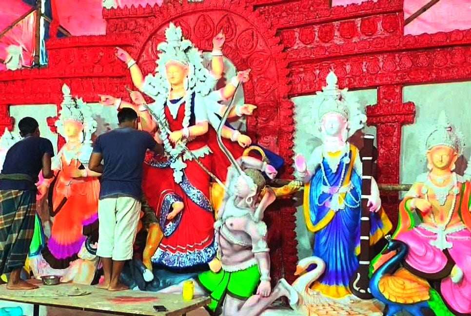 দিনাজপুরে দুর্গাপূজার প্রস্তুতিতে শেষ মুহূর্তের ব্যস্ততা