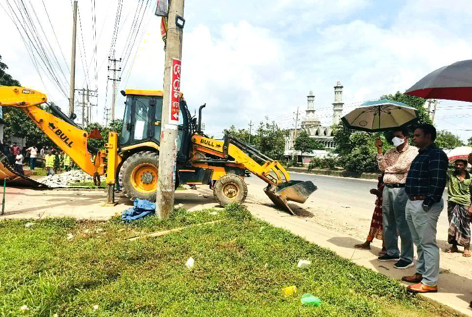 ভালুকায় মহাসড়কের পাশে অবৈধ দোকান উচ্ছেদ অভিযান