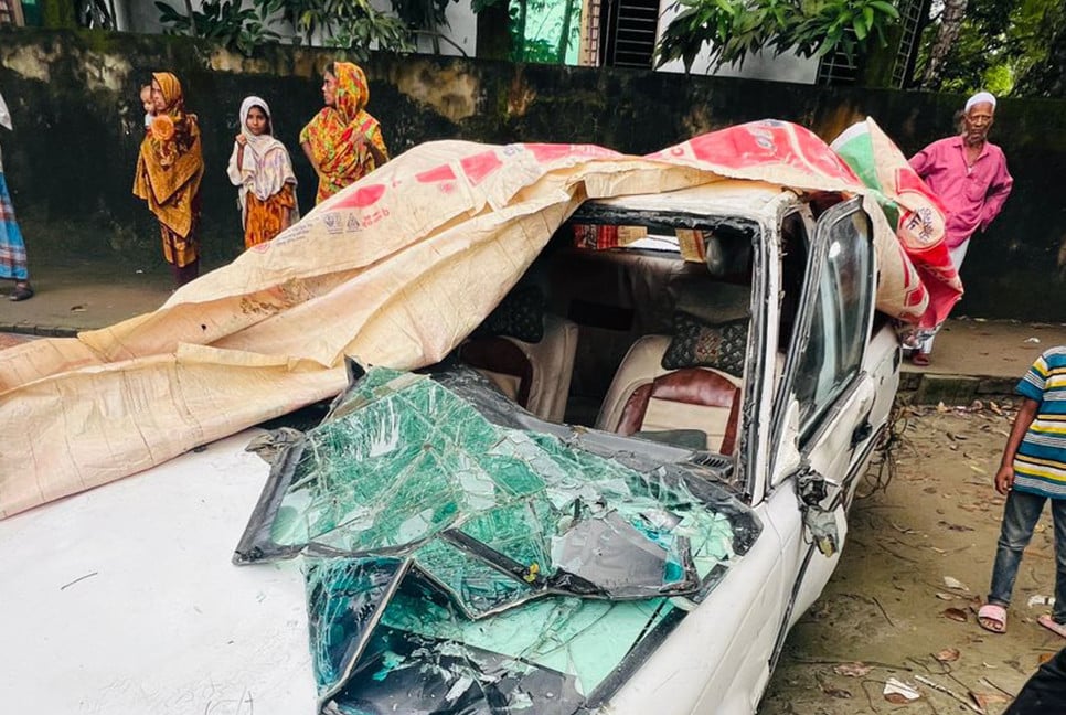 নোয়াখালীতে প্রাইভেটকার পুকুরে পড়ে প্রাল গেল তরুণের