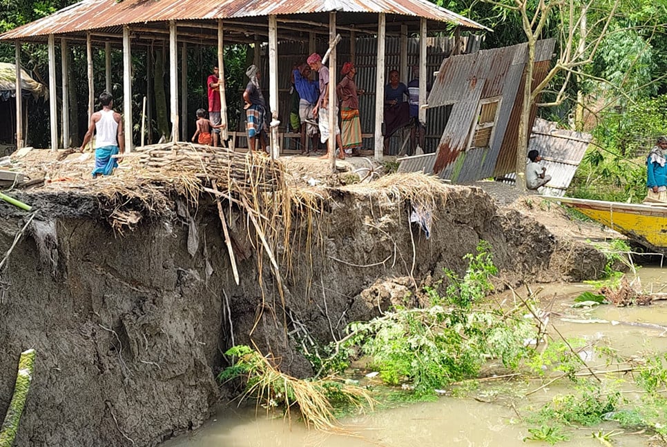 সিরাজগঞ্জে বাড়ছে পানি, দেখা দিয়েছে নদী ভাঙন