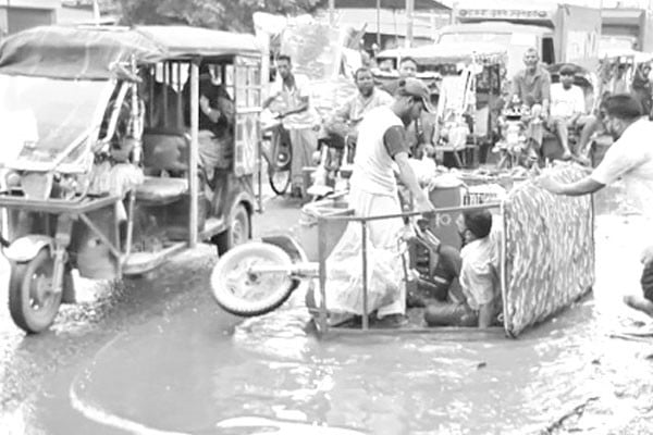 অধিকাংশ রাস্তাই চলাচলের অনুপযোগী
