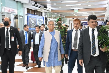 যুক্তরাষ্ট্রের উদ্দেশে ঢাকা ছাড়লেন প্রধান উপদেষ্টা
