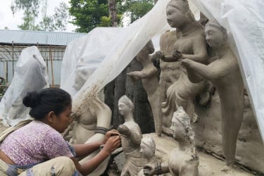 কুড়িগ্রামে প্রতিমা তৈরিতে নারীরাও কাজ করছেন সমানতালে