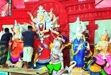 দিনাজপুরে দুর্গাপূজার প্রস্তুতিতে শেষ মুহূর্তের ব্যস্ততা