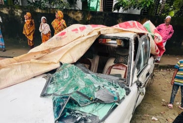 নোয়াখালীতে প্রাইভেটকার পুকুরে পড়ে প্রাল গেল তরুণের