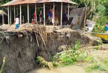 সিরাজগঞ্জে বাড়ছে পানি, দেখা দিয়েছে নদী ভাঙন