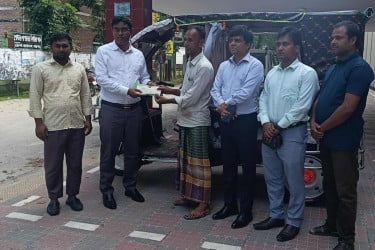 জাতীয় নারী দলের ফুটবলার সোনালীর বাবা পেলেন ইজিবাইক