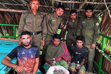 কীটনাশকসহ সুন্দরবনে ৫ ‘বিষদস্যু’ আটক