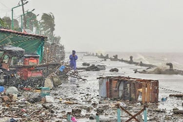ফিলিপাইনে আছড়ে পড়ল সুপার টাইফুন রাগাসা
