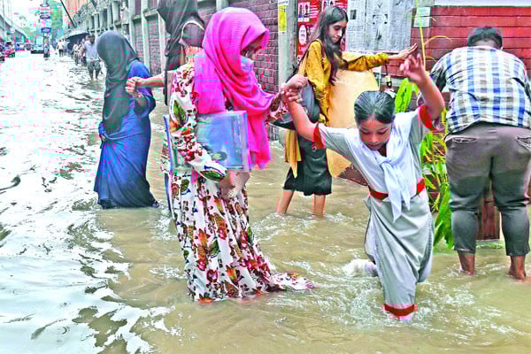 ফের ডুবল ঢাকা, গেল প্রাণ