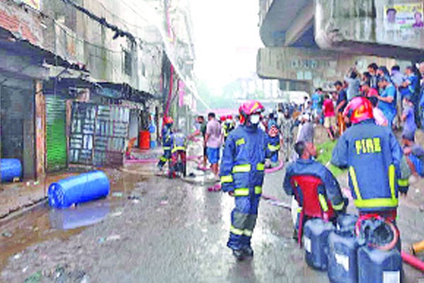 কেমিক্যাল গুদামে ভয়াবহ আগুন