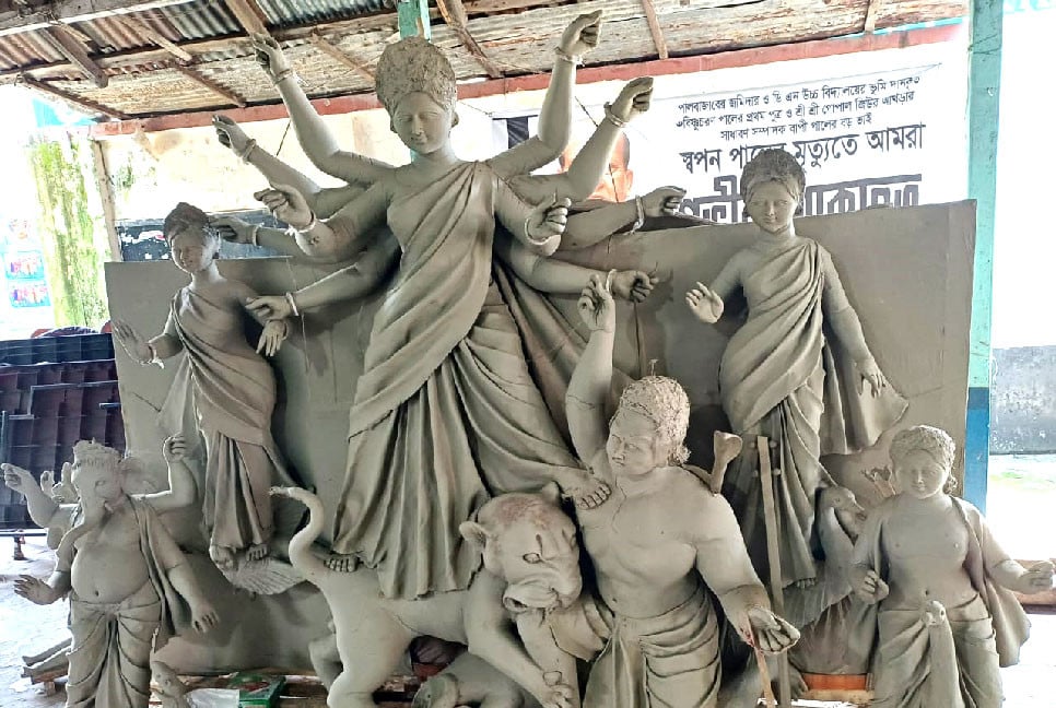 চাঁদপুরে ২২৪ মণ্ডপে চলছে শারদীয় দুর্গাপূজার শেষ মুহূর্তের প্রস্তুতি