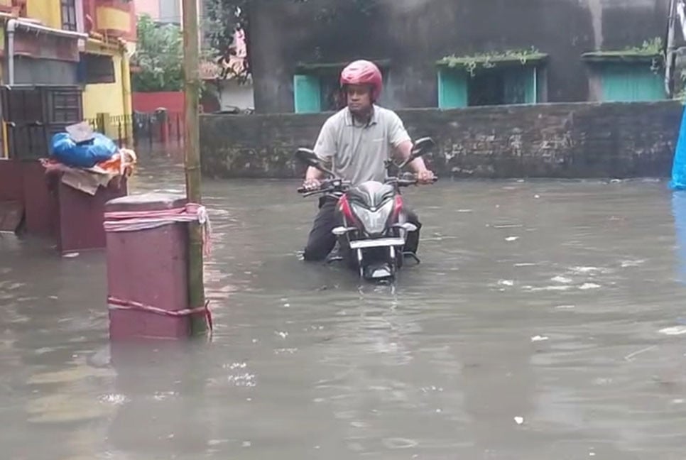 টানা বৃষ্টিতে ডুবল কলকাতা, প্রাণ গেল পাঁচজনের
