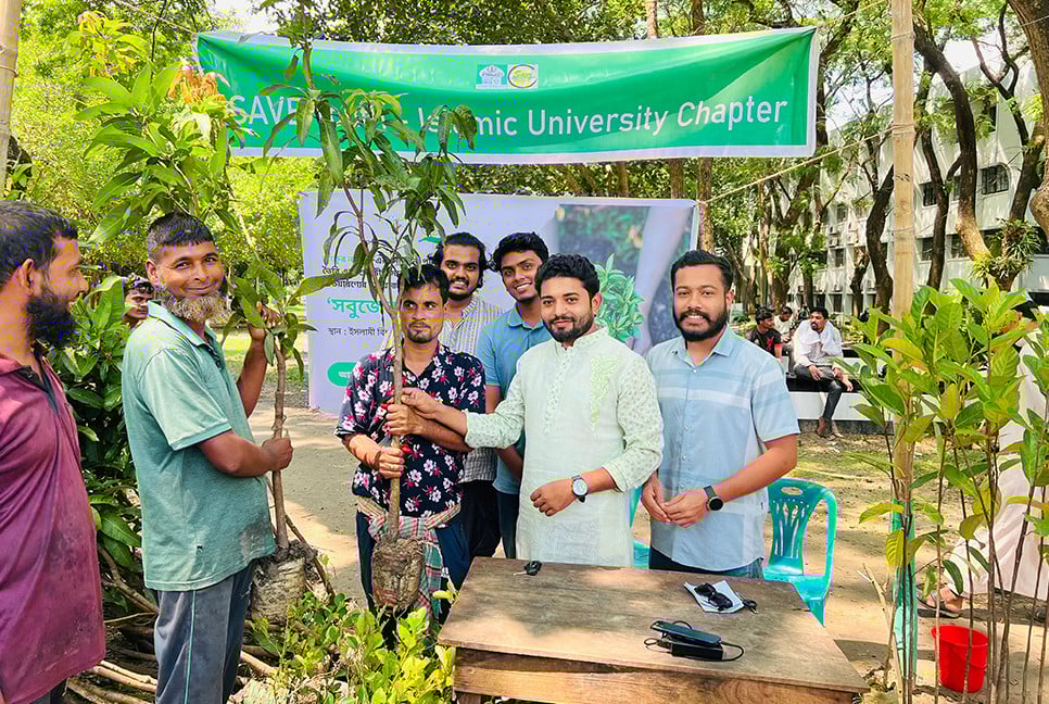 ইবিতে দেড় শতাধিক শ্রমজীবীর মাঝে গাছ বিতরণ