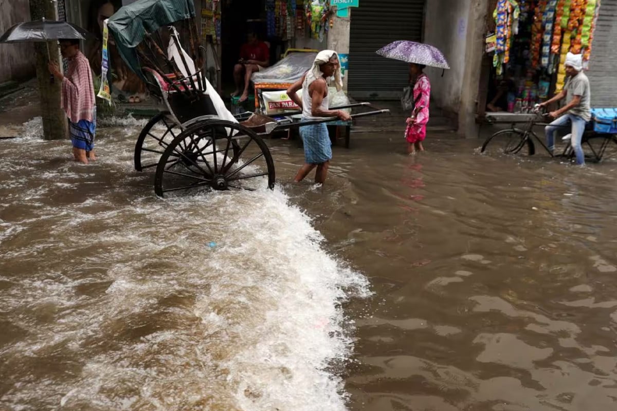 বৃষ্টিতে অচল কলকাতা, নিহত ৭