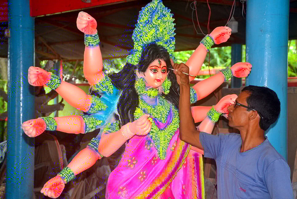 বগুড়ায় রং তুলির আঁচড়ে দৃষ্টিনন্দনভাবে সেজে উঠছে দেবী দুর্গা