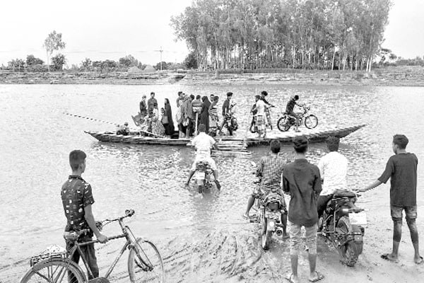 নৌকাই ভরসা দুই জেলার বাসিন্দাদের