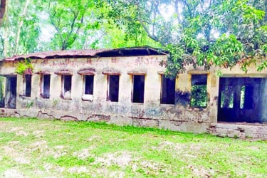 কুমিরা বক্ষব্যাধি হাসপাতাল এখন বিধ্বস্ত ভবন