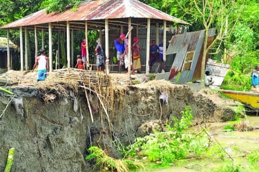 সিরাজগঞ্জে বাড়ছে পানি, ভাঙছে নদী