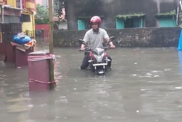 টানা বৃষ্টিতে ডুবল কলকাতা, প্রাণ গেল পাঁচজনের