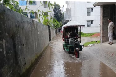 গোপালগঞ্জে ৬শ মিটার রাস্তায় জলজট, ভোগান্তিতে শিক্ষার্থী-এলাকাবাসী