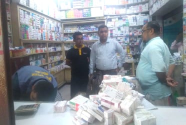 নারায়ণগঞ্জে ভ্রাম্যমাণ আদালতের অভিযানে ৩ ফার্মেসিকে অর্থদণ্ড