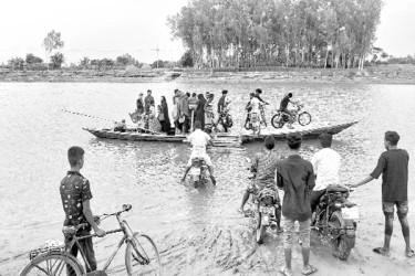 নৌকাই ভরসা দুই জেলার বাসিন্দাদের