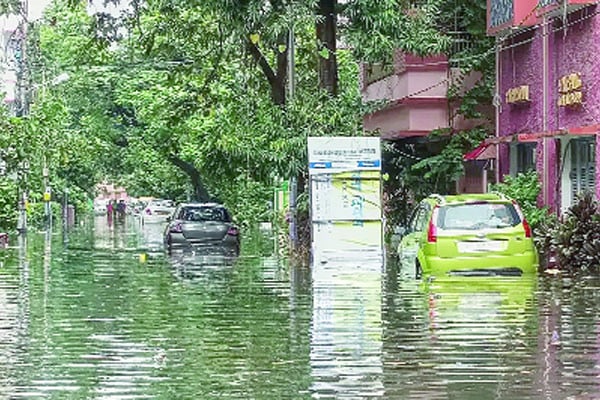 টানা বৃষ্টিতে ব্যাহত কলকাতার জনজীবন পাঁচজনের মৃত্যু