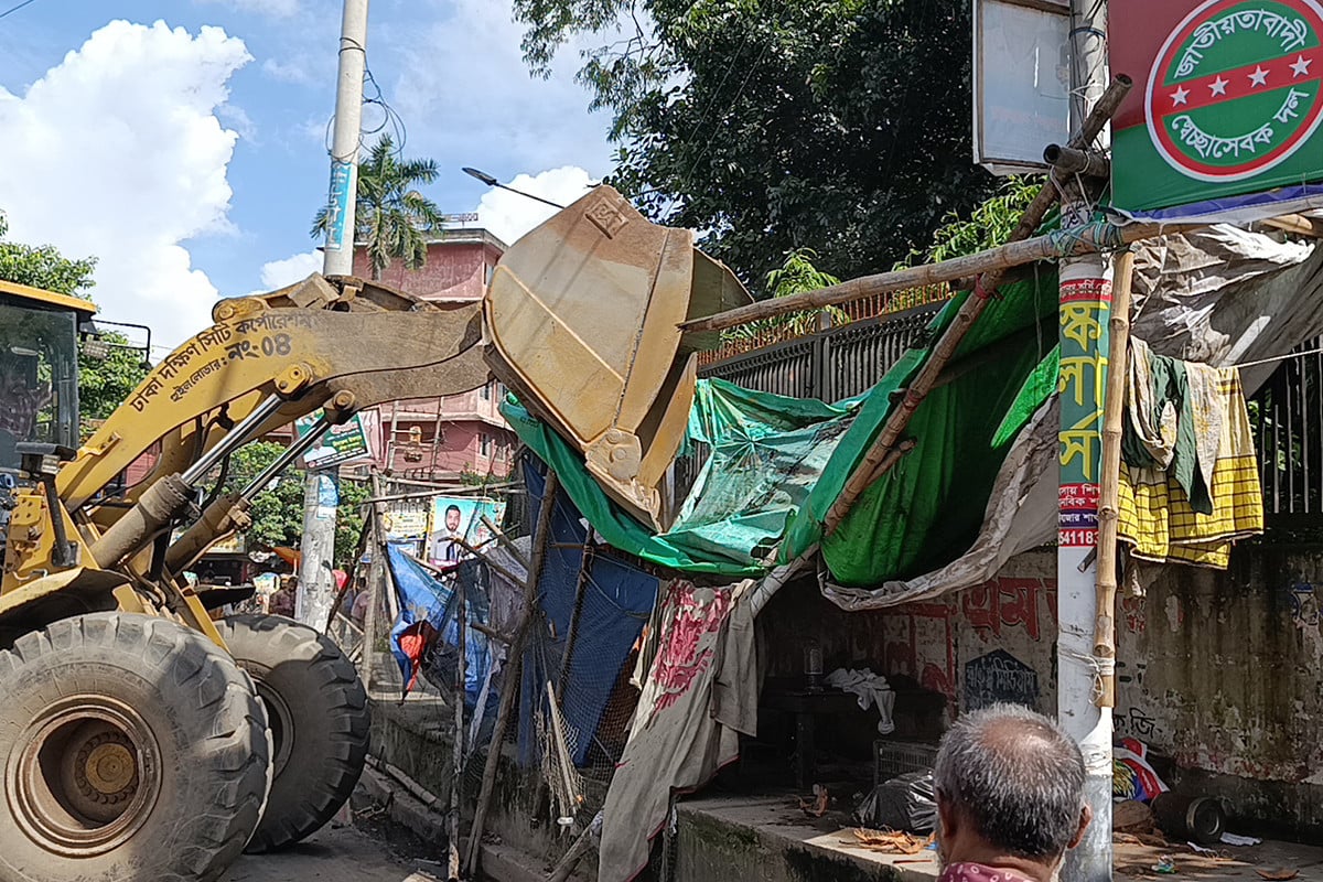 জগন্নাথ বিশ্ববিদ্যালয় ঘিরে অবৈধ দোকানপাট উচ্ছেদ করল ডিএসসিসি