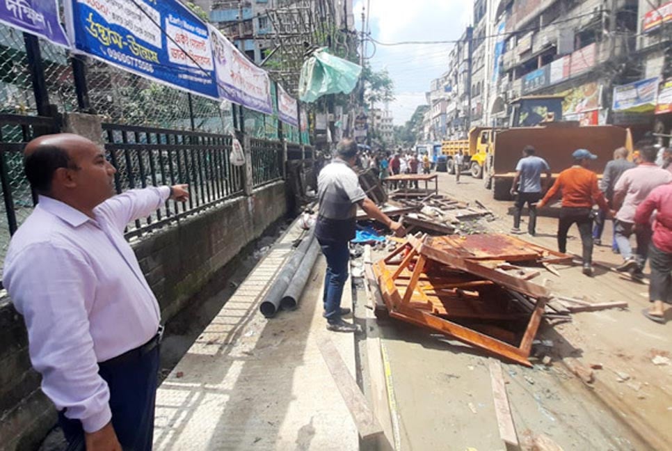 পুরান ঢাকার লক্ষ্মীবাজারে খেলার মাঠ থেকে বস্ত্র মেলা উচ্ছেদ