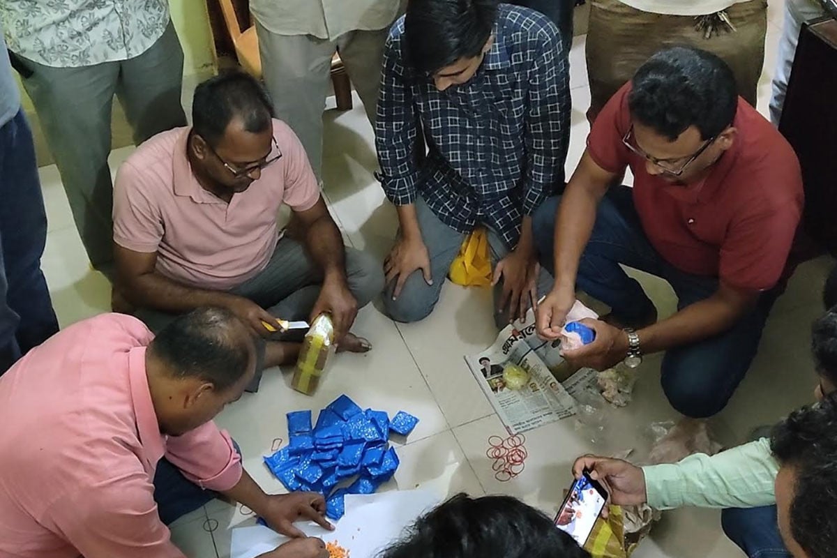 ঠাকুরগাঁওয়ে কুরিয়ারে কয়েলের বক্সে ২০ হাজার ইয়াবা জব্দ