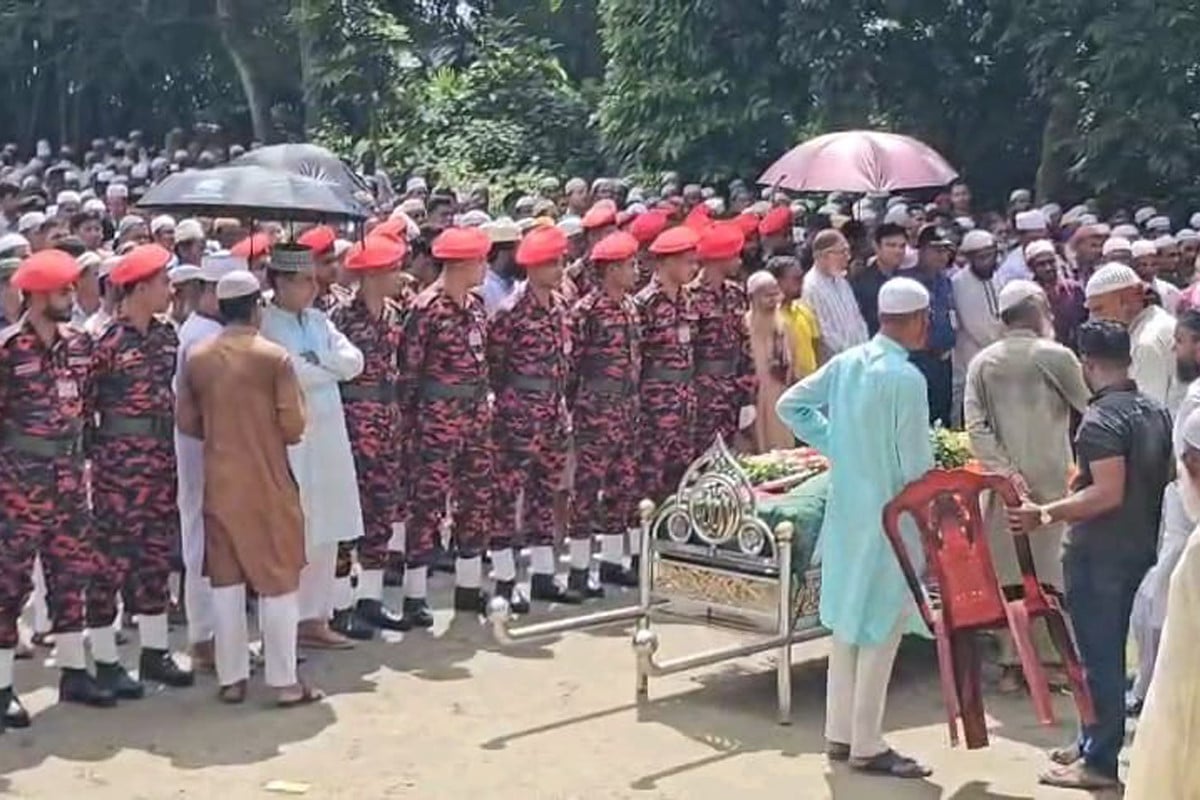 নেত্রকোনায় নিজ গ্রামে ফায়ার ফাইটার শামীমের দাফন সম্পন্ন