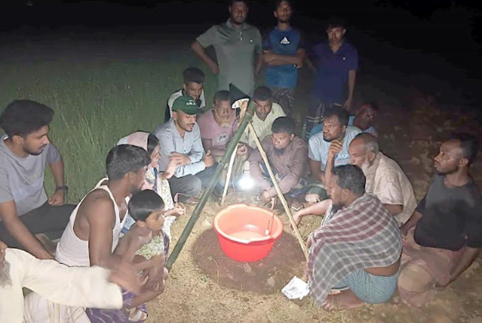 দিনাজপুরে আলোক ফাঁদে পোকা দমন কার্যক্রম শুরু