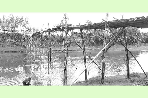নড়বড়ে বাঁশের সাঁকোই ভরসা