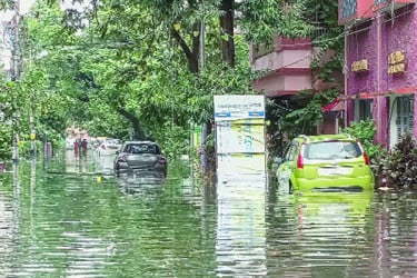 টানা বৃষ্টিতে ব্যাহত কলকাতার জনজীবন পাঁচজনের মৃত্যু