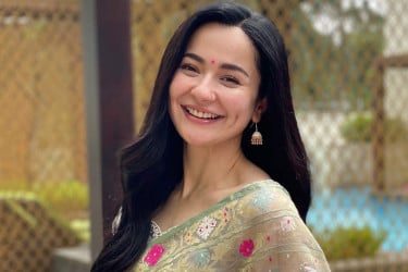ঢাকা সফর নিয়ে আবেগঘন বার্তা হানিয়া আমিরের